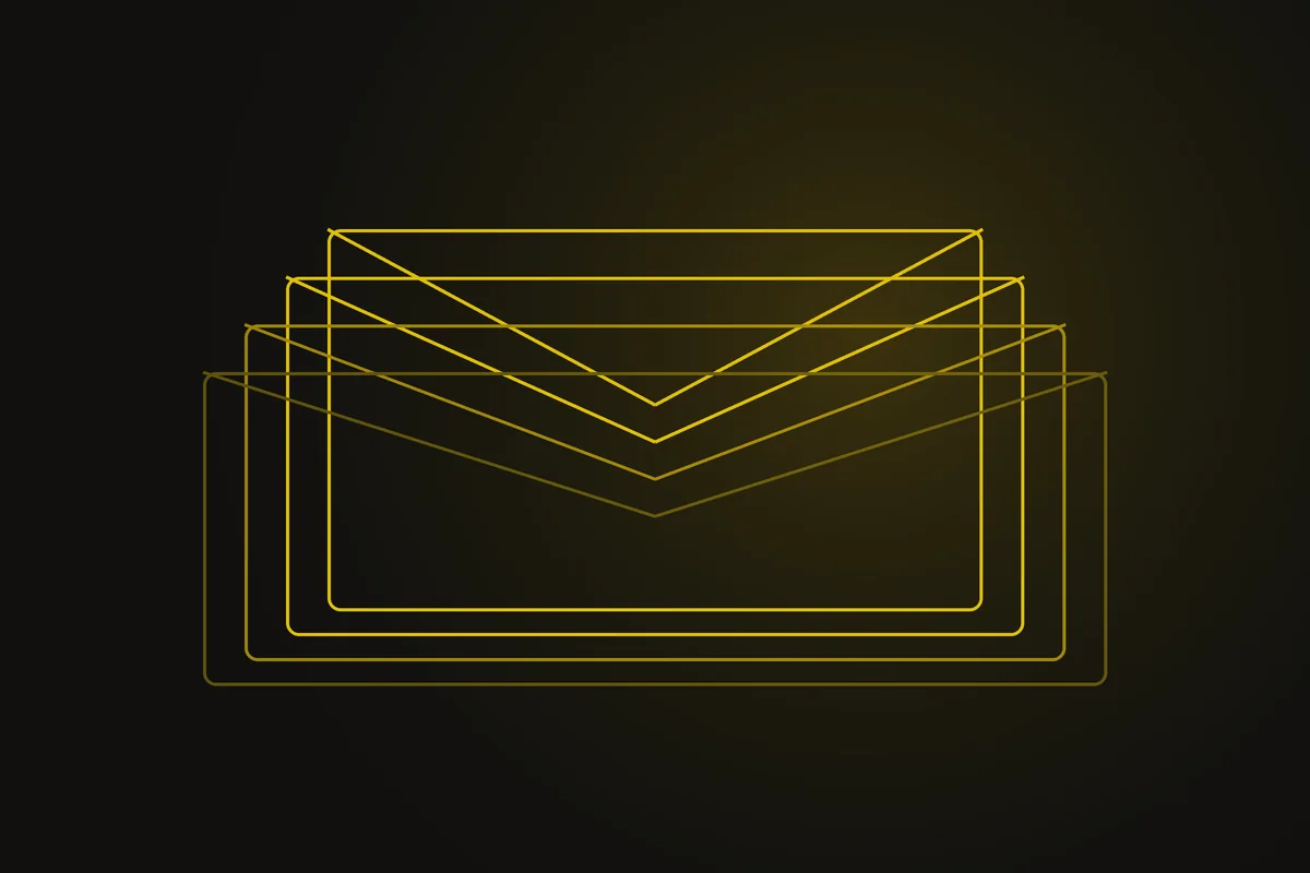 Services d’email marketing au Cameroun — enveloppes superposées en contour doré